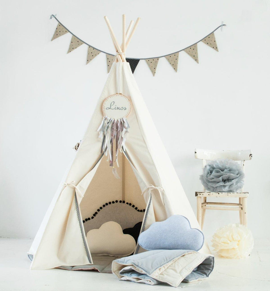 Teepee with pompons