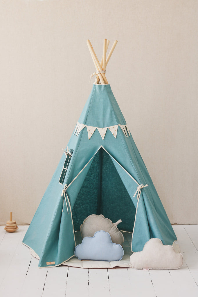 Set teepee with garland and mat