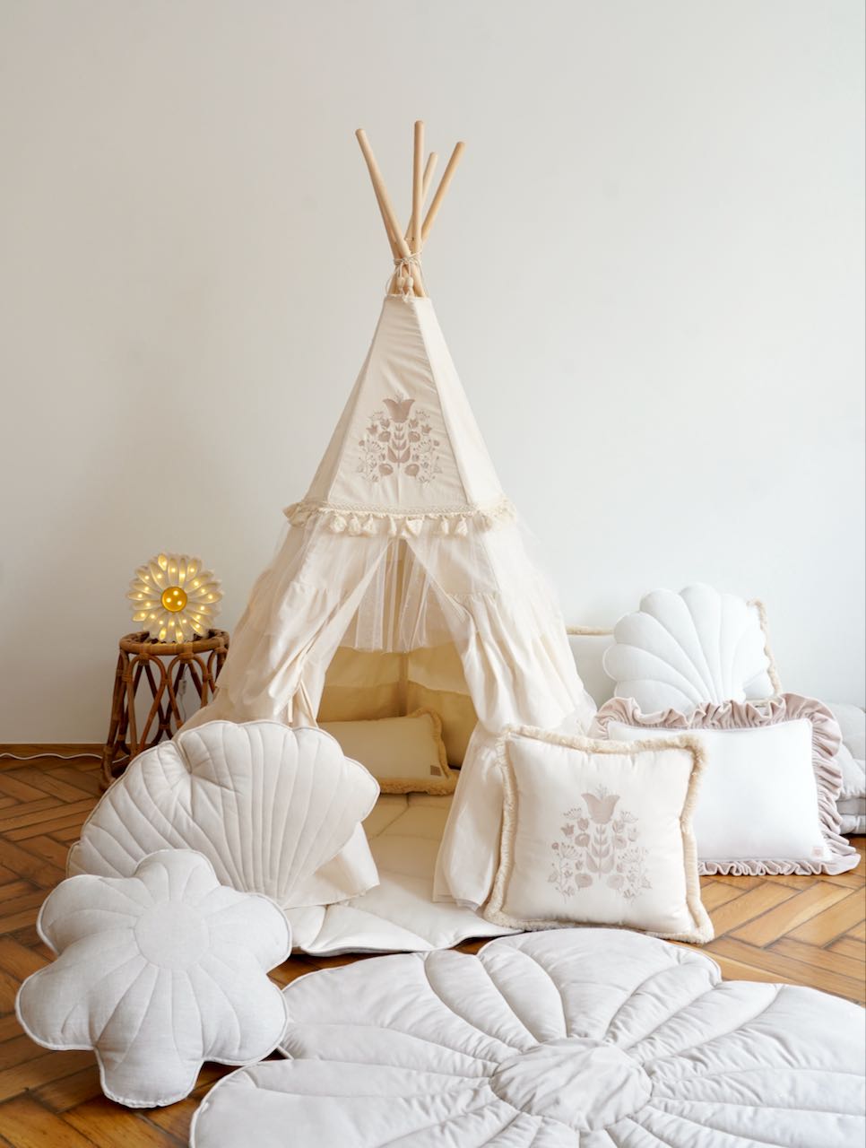 tipi zelt bett Tipi-Zelt „Boho“ mit Rüschen und Stickerei